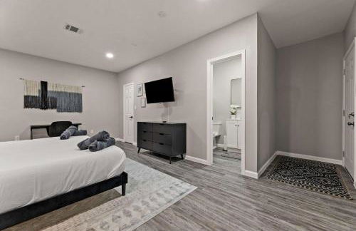 Gorgeous 6BR 3 5 Bth Home with Pool and Game Room - Photo 32