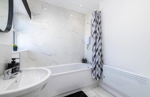 4BR New Build - Near Ferry Port - Great for Groups - Foto 44