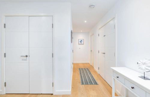 Tranquil 2-Bed Apartment, Balcony, Sleeps 6, 7 Minute Drive to King's Cross St Pancras - By City Peace - Foto 11