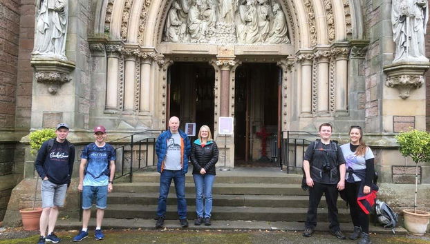 Des touristes devant la cathédrale