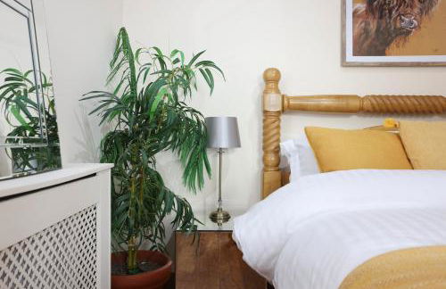 JOIVY Greenknowes Farmhouse with Hot Tub and Bar - Photo 19