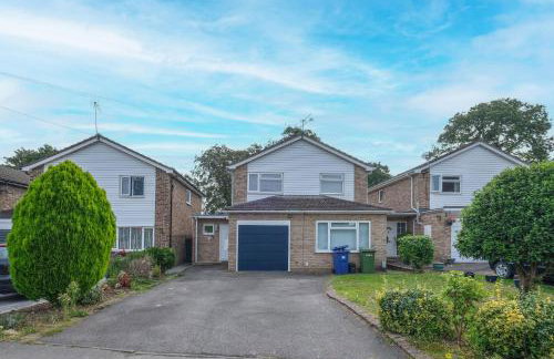 Luxury 5 BDR 2 BA House with Parking in Sandhurst By 360Stays - Photo 91