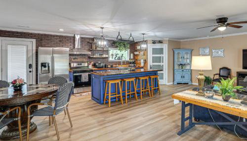 Charming Retreat on 20 Acres with Private Lake! - Foto 5