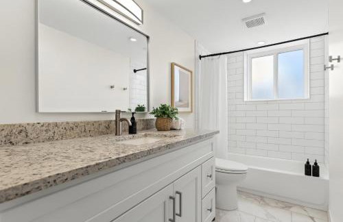 Bright & Spacious Flat Near the Heart of Royal Oak - Photo 6