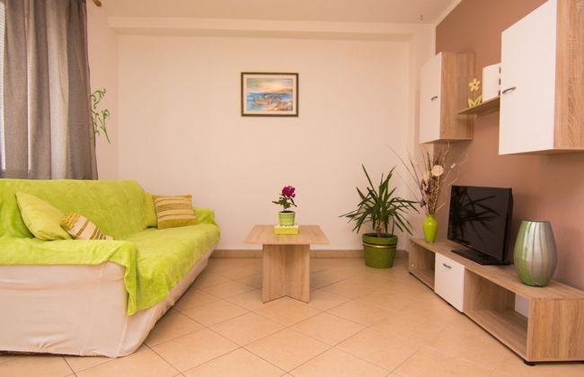 Refined and Timeless Krk Apartment With Terrace - Photo 13