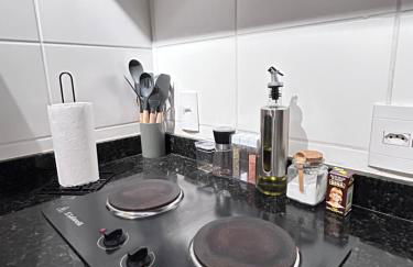 Studio 124 luxuoso, novo, bem equipado com ar condicionado e cozinha completa - Centro Mogi - Foto 14