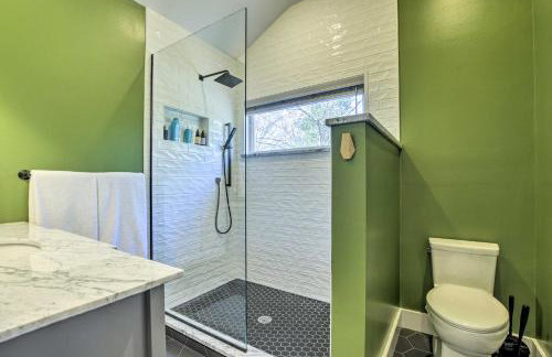 Renovated Carrboro House with Deck and Fire Pit! - Foto 17