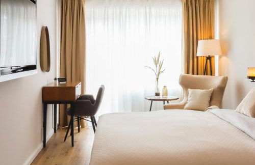 Hochwertige Ferienwohnung in ruhiger Lage mit eigener Terrasse und Parkplatz, nur 7 Gehminuten zum Strand entfernt - hoher Schlafkomfort dank Boxspringbett - Foto 2