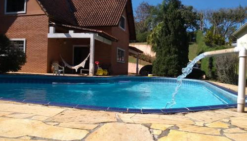 Linda casa em condomínio ecológico de alto padrão a 1h de SP, Terreno de 1500m2 com amplo gramado e piscina, WiFi para Home Office, Área gourmet com churrasqueira, forno de pizza e lareira aconchegante - Foto 4