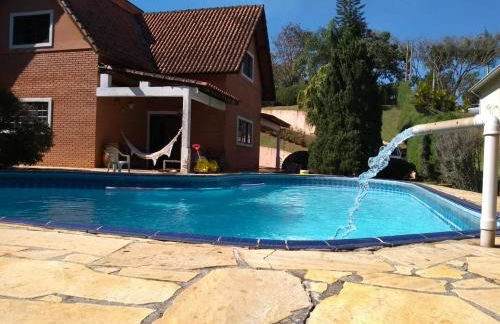 Linda casa em condomínio ecológico de alto padrão a 1h de SP, Terreno de 1500m2 com amplo gramado e piscina, WiFi para Home Office, Área gourmet com churrasqueira, forno de pizza e lareira aconchegante - Foto 4