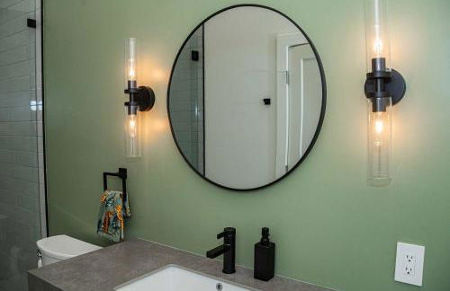 Urban Oasis - A Newly Renovated 4BR Dream - Foto 10