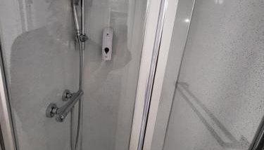 Tring Vale Studios - Foto 4, Shower