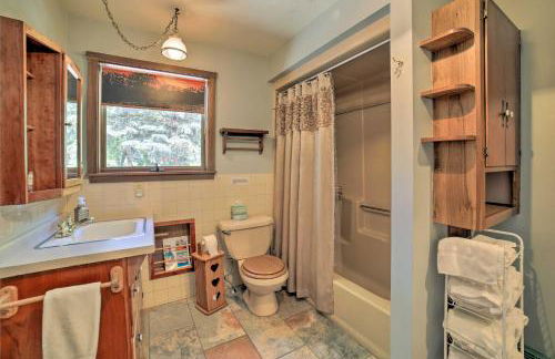 Charming Pymatuning Lake House Near Park and Beach - Photo 13