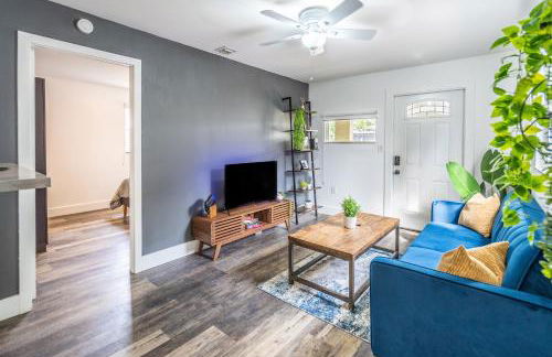 2 BD Home w/ Private Parking, Private Yard & W/D - Photo 2