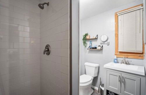 Cozy Bear-Themed Mountain Cabin, Relaxing Hot Tub - Foto 23