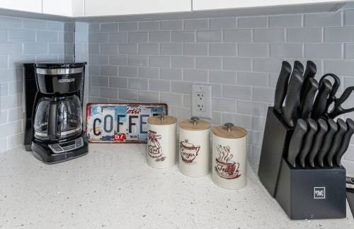 Classy 2BR-2BA Oasis Beach Pool Parking EV Station - Foto 13