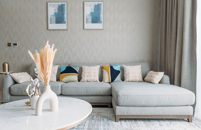 Elegant Stay: Balcony & Stunning Dubai Creek Views - Photo 15