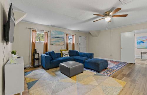 The Mid-Century Hub Close to Everything - Photo 28