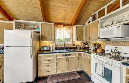 2 Mi to Lake Arrowhead! Mtn-View Hideaway with Deck - Foto 12