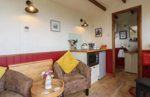 The Journeyman Luxury Shepherds Hut - Photo 3