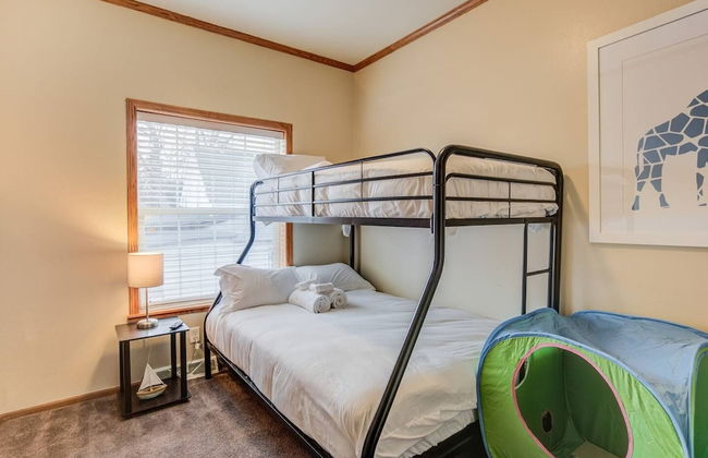 Pet-friendly 4 BR Family Stay Near Downtown - Foto 15