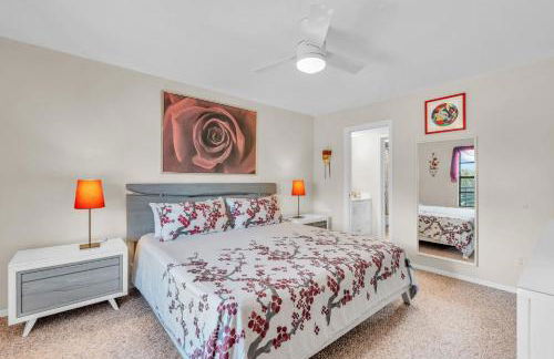 Second Floor With Lake and Fountain View - Photo 22