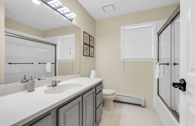 Family Retreat With Autumn Views and Fireplace - Photo 31