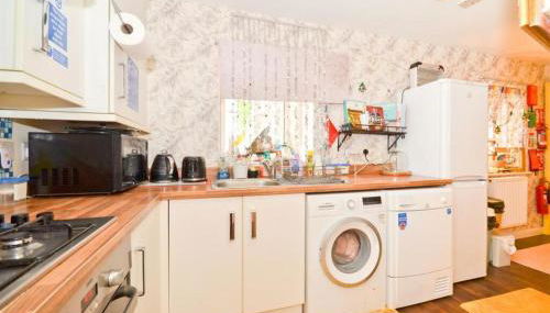 3 Bed House - Sleeps 7 - Parking - Wifi - Foto 2