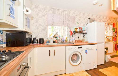 3 Bed House - Sleeps 7 - Parking - Wifi - Foto 2