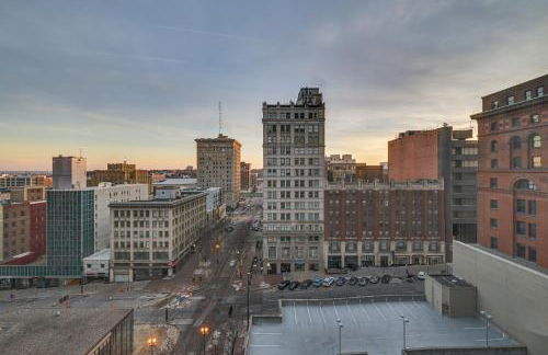 Heart of Dtwn Omaha Historical Apt with Perks - Foto 4