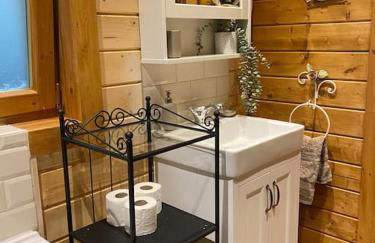 3 Bedroom Lodge Hotub pool in Horsley Surrey UK - Photo 37