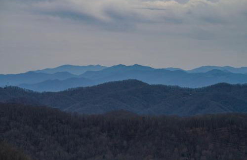 Whiskey Hills - Newly Remodeled Luxury Cabin with Hot Tub, Incredible Views close to Asheville, walk to Hatley Pointe & Ski! - Foto 50