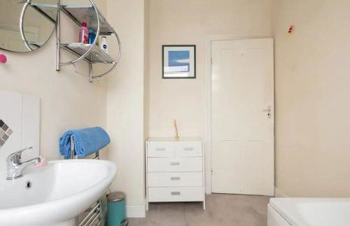 Comfy Home King Size Bed close to Asda & Sefton Park, Very Fast WIFI! - Foto 32