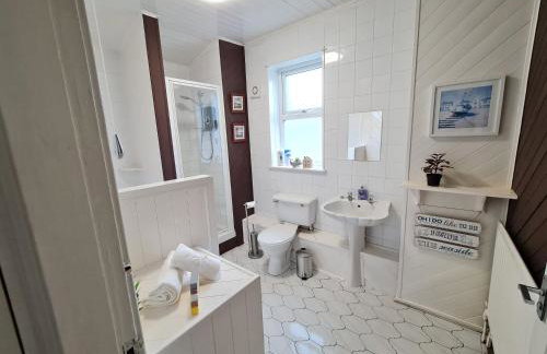 Large 3 Bed Flat, Free Parking-by Holiday Homes - Foto 8