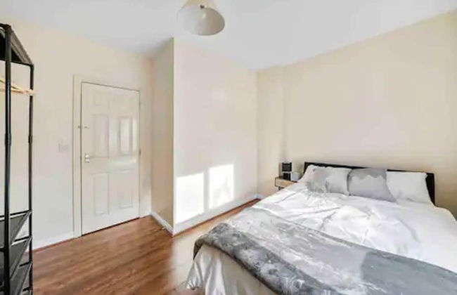 4 bed Townhouse- Free Parking - Photo 9