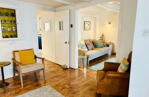 Fantastic Value Beautiful Cottage Close to the Sea Great Interior and Space - Photo 11