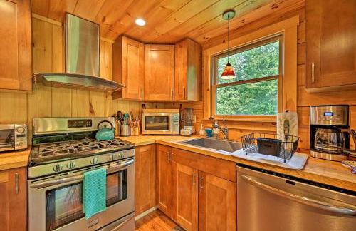 Private Chester Home with Deck, Mins to Skiing! - Photo 9