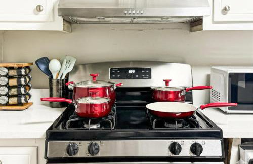 King Bed! Soaking tub! Fenced Yard w Screen Patio - Foto 15