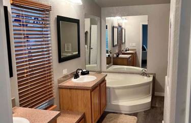 Parker Strip Pool House | Private Pool • Game Room • River Access - Foto 9