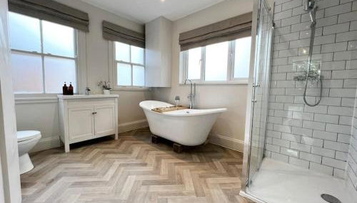 Freshly decorated apartment 10 mins from Cotswolds Child Friendly Great location with plenty of nearby free parking freestanding bath and outdoor private terrace area - Foto 2