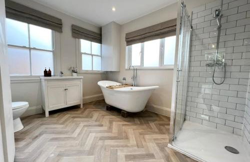 Freshly decorated apartment 10 mins from Cotswolds Child Friendly Great location with plenty of nearby free parking freestanding bath and outdoor private terrace area - Foto 2