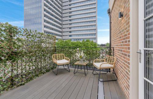 Modern Cosy 2 bed apartment, Smart TV & NETFLIX with private balcony and city view - Foto 14