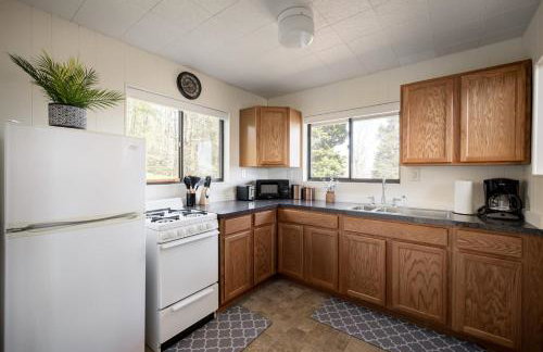 Lofted chalet cabin w hot tub fire pit & views - Foto 15