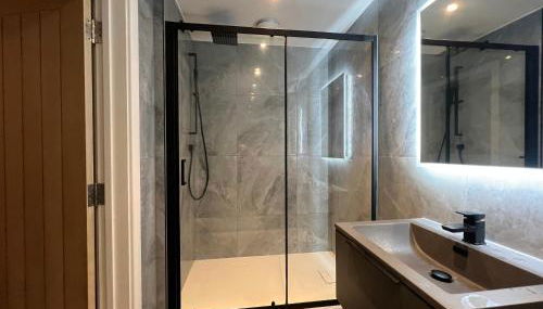 Starlight Lodge - 4 bedroom Barn with Hot Tub! - Foto 4, Shower