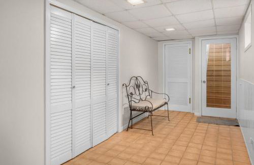 Gorgeous Beach! Lakefront with large Wooden Deck - Foto 9