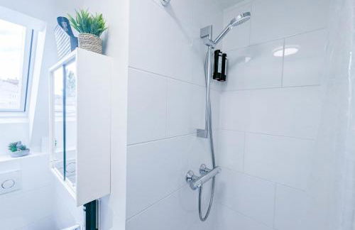 ALFA Stuttgart 3 Zimmer 6 Betten Apartment Wasen MercedesBenz MHP Arena l Bad I Küche l WIFI & SmartTV l 3BR & 6 Beds l Bathroom l Kitchen - Foto 22