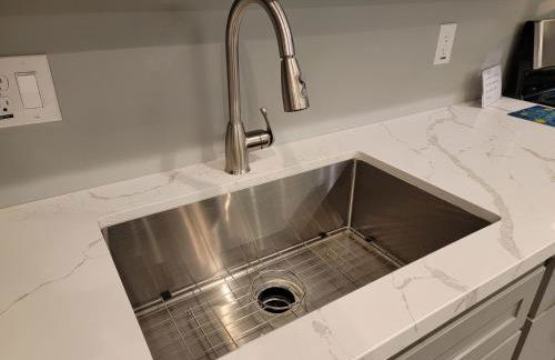 Spacious 3 bedroom unit with backyard and parking just 10 minutes from Rodeo Dr and attractions! - Photo 19