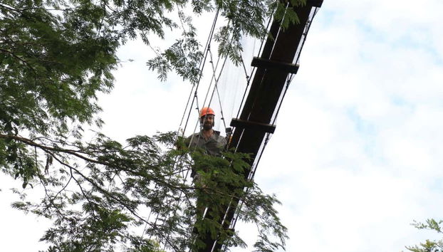 Atravessando a ponte suspensa