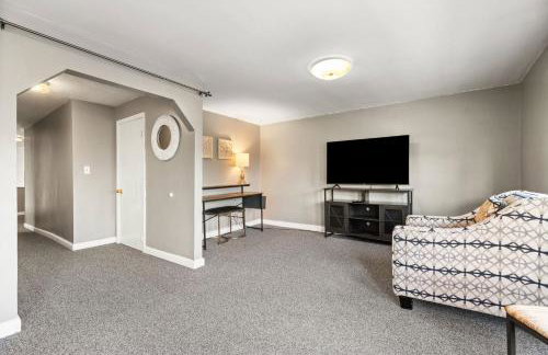 Downtown Beverly Apartment 8 Minutes to Salem and has King Beds - Photo 7