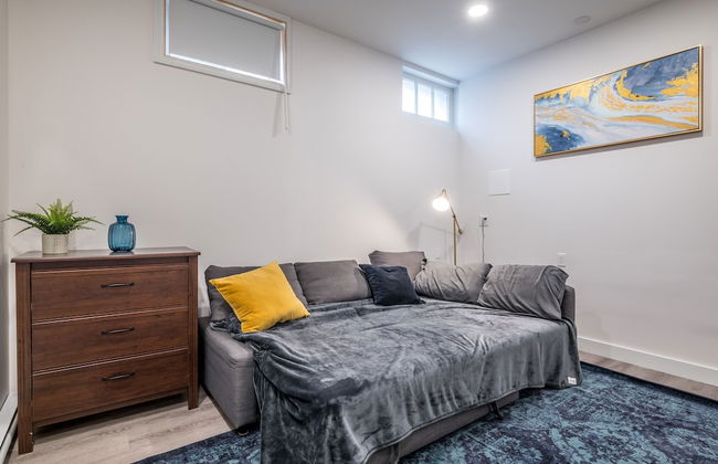 Spacious Newly Renovated 1 Bedroom Suite - Photo 6